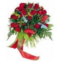 Μπουκέτο με κόκκινα τριαντάφυλλα και ιπέρικουμ